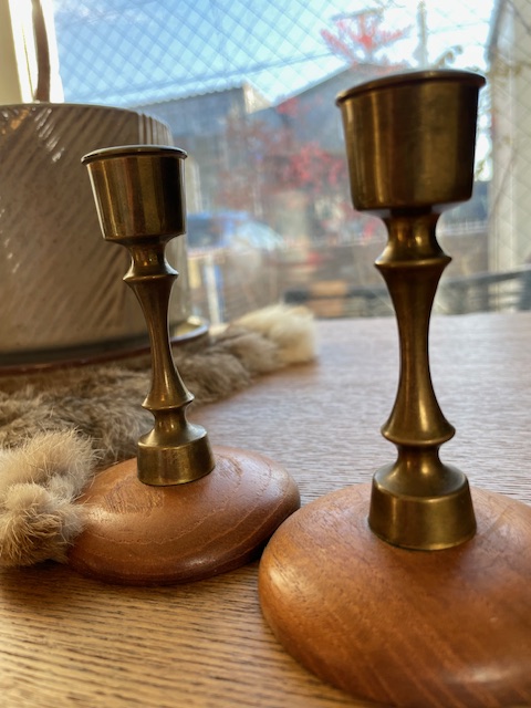 チークと真鍮のキャンドルスタンド