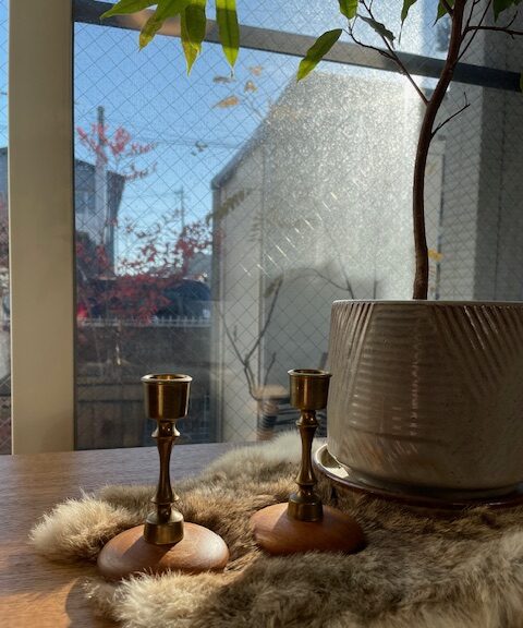 チークと真鍮のキャンドルスタンド